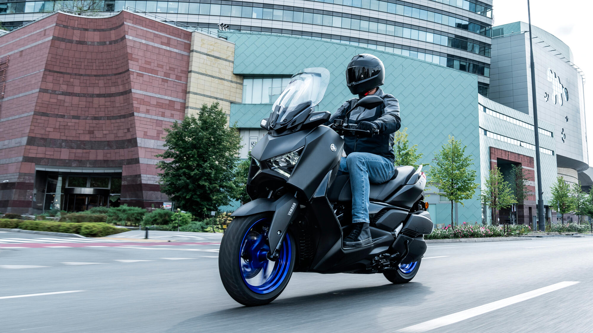 2025 Yamaha XMAX300A EU Icon Black Action 001 03